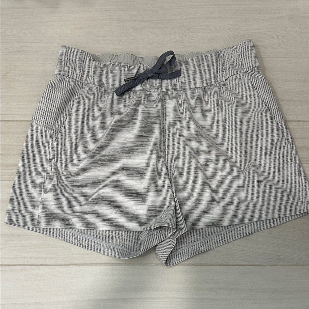 Lululemon Gray Women's Shorts size 6